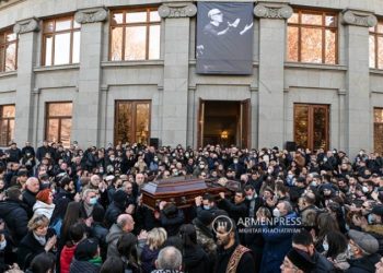 «Կյանք ու կռիվ» երգի հնչյունների ներքո, երկարատև ծափահարություններով. վերջին հրաժեշտն Արթուր Գրիգորյանին