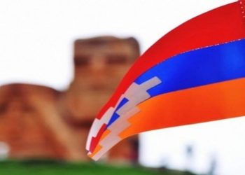 Ուղիղ․ Արցախից տեղահանվածների բողոքի ակցիան ՀՀ-ում Արցախի մշտական ներկայացուցչության շենքի մոտ