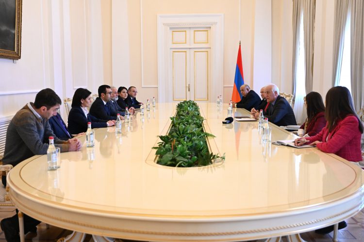 Նախագահ Վահագն Խաչատուրյանն ընդունել է Արցախի խորհրդարանի պատգամավորներին￼