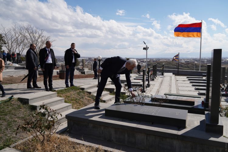 Վահագն Խաչատուրյանն այցելել է «Եռաբլուր» (լուսանկարներ)