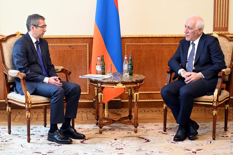 Նախագահ Վահագն Խաչատուրյանն ընդունել է Հայաստանում Ղազախստանի դեսպան Բոլատ Իմանբաևին