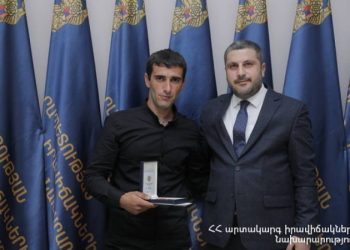 Արմեն Փամբուխչյանը պարգևատրել է Դեբեդ գետն ընկած երեխայի կյանքը փրկած քաղաքացուն