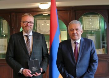 Վաղարշակ Հարությունյանը Վիտալի Միլոնովին է հանձնել ԱԺ նախագահի հուշամեդալը