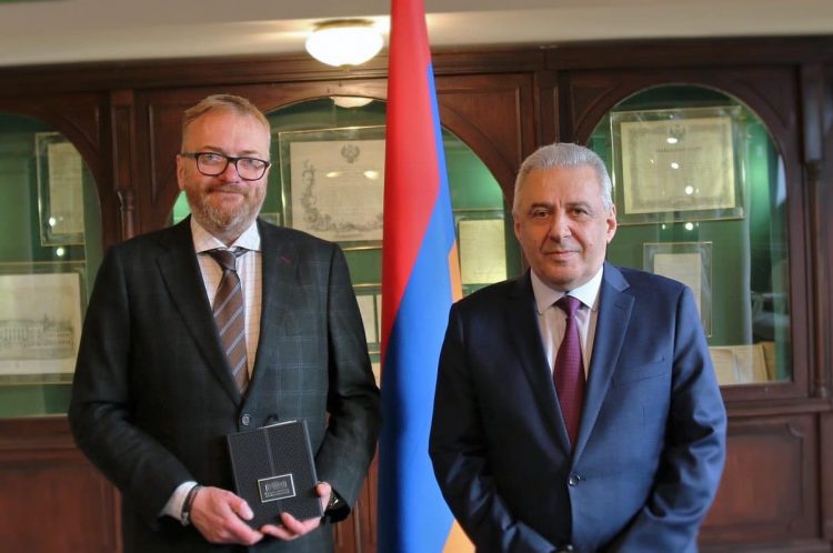 Վաղարշակ Հարությունյանը Վիտալի Միլոնովին է հանձնել ԱԺ նախագահի հուշամեդալը