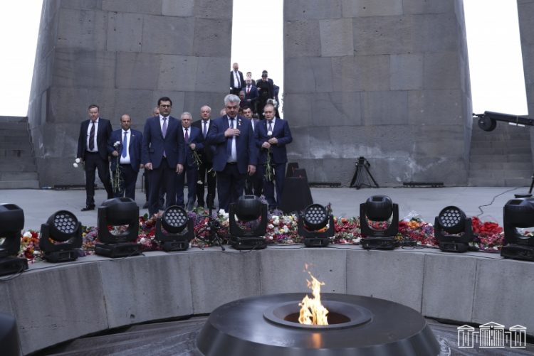Депутаты парламентов Армении и РФ посетили мемориальный комплекс Цицернакаберд