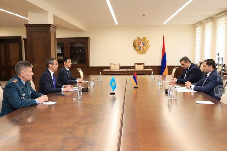 Պապիկյանը Ղազախստանի դեսպանի հետ քննարկել է սահմանամերձ շրջաննեի վերջին զարգացումները