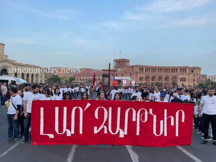 Երևանում բազմահազարանոց ջահերով երթ է տեղի ունեցել (լուսանկարներ)