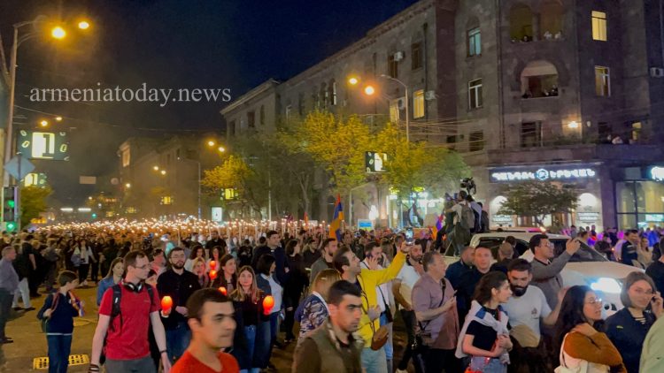 Երևանում բազմահազարանոց ջահերով երթ է տեղի ունեցել (լուսանկարներ)