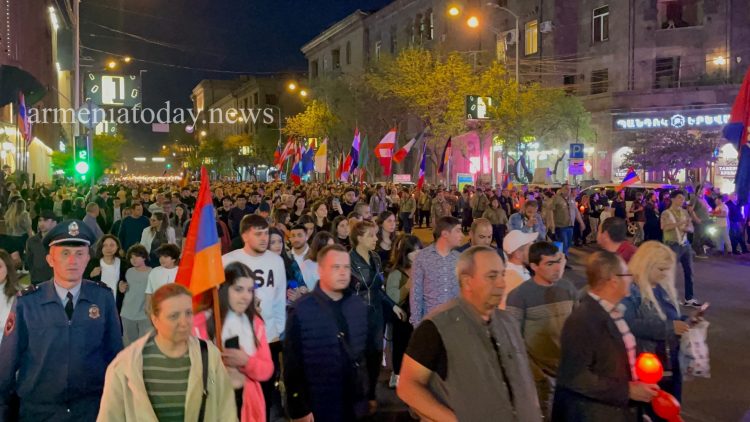 Երևանում բազմահազարանոց ջահերով երթ է տեղի ունեցել (լուսանկարներ)
