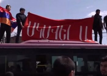 «Սկսվել ա»․ երիտասարդները փակել են Կոմիտասի պողոտան