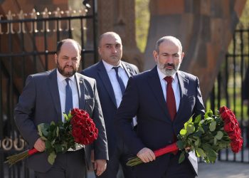 Փաշինյանը հարգանքի տուրք է մատուցել Կարեն Դեմիրճյանի հիշատակին