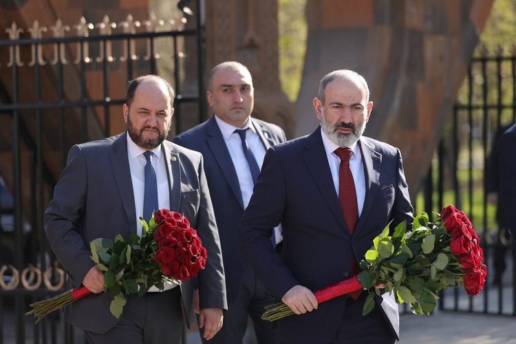Փաշինյանը հարգանքի տուրք է մատուցել Կարեն Դեմիրճյանի հիշատակին
