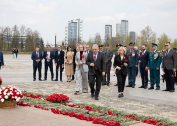Վաղարշակ Հարությունյանը ծաղիկներ է խոնարհել Հայրենական Մեծ պատերազմում զոհվածների հիշատակին