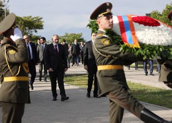 Փաշինյանը Եռաբլուրում հարգանքի տուրք է մատուցել հանուն Հայրենիքի կյանքը զոհաբերած հերոսների հիշատակին