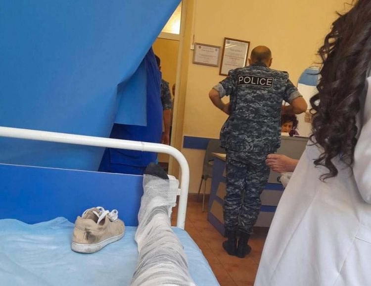 Четверо граждан, в их числе двое полицейских, доставлены с площади Республики в больницу