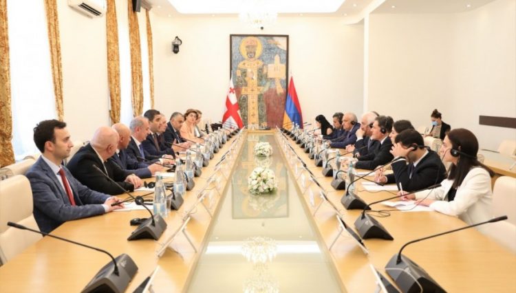 Президент Армении проводит встречи в Тбилиси, главная тема – безопасность региона