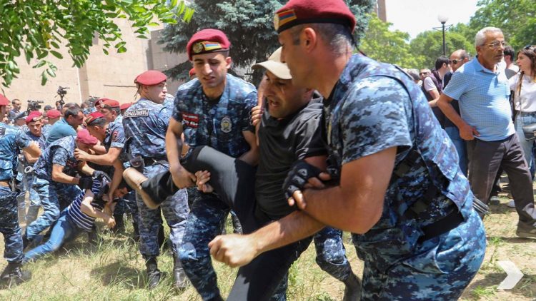 В Ереване подвергнуто приводу более 110 участников уличных протестов