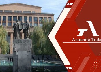 У здания факультета европейских языков и коммуникации ЕГУ проходит публичное обсуждение-лекция (прямое включение)