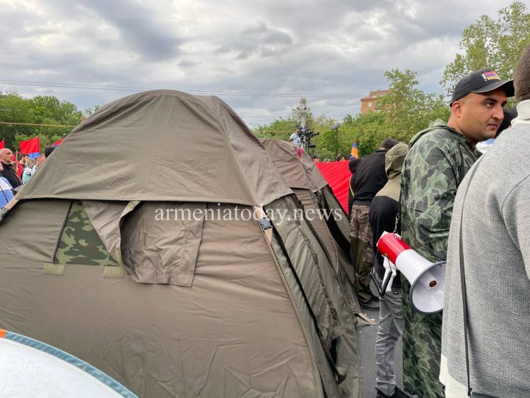 Ֆրանսիայի հրապարակի վրաններից մեկից հիվանդանոց տեղափոխված տղամարդը մահացել է