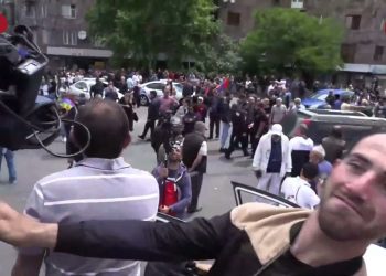 Քաղաքացիները նստացույց են անում Լուսավորիչ-Պռոշյան խաչմերուկում․ երթևեկությունը կանգնած է