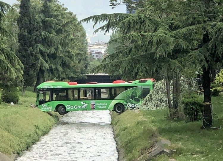 Վթարի հետևանքով Ալբանիայում ավտոբուսը հայտնվել է գետի վրա. բնակիչներն առաջարկում են այն վերածել կամուրջի