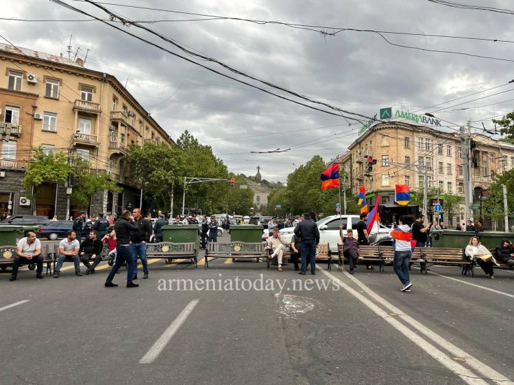 Оппозиция установила палатки на Площади Франции, парализовав ряд улиц в центре Еревана  (фото)