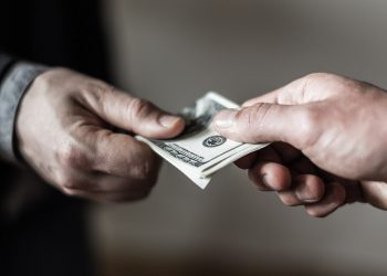 Ջրային կոմիտեի նախագահին 10.000 դոլար կաշառք տալու փաստով կալանավորված անձ կա