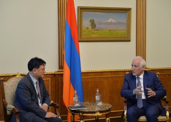 Հայաստանը վստահելի գործընկեր է. ԱԶԲ-ի փոխնախագահը՝ Վահագն Խաչատուրյանին