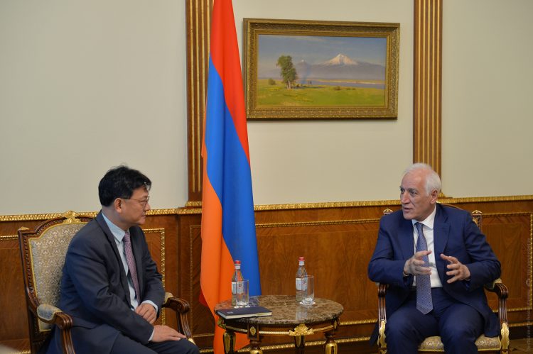 Հայաստանը վստահելի գործընկեր է. ԱԶԲ-ի փոխնախագահը՝ Վահագն Խաչատուրյանին