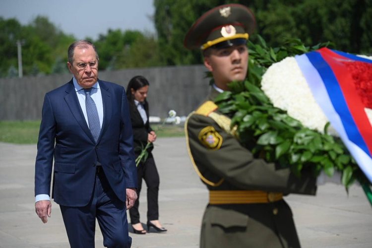Лавров в Ереване почтил память жертв Геноцида армян (фото)