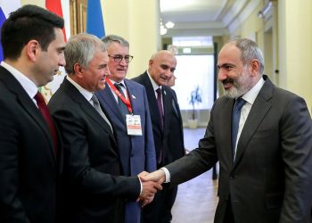 Կոչ ենք անում Բաքվին Ղարաբաղի բնակչությանը չդարձնել Երևանի հետ տարաձայնությունների պատանդ. Զախարովա
