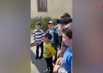 Никол, знаешь, как меня зовут? Пашинян накупил детям мороженого и поздравил их с праздником