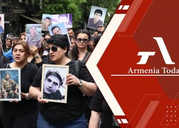 Родители погибших солдат проводят акцию протеста перед зданием Генпрокуратуры (прямое включение)