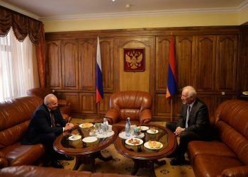 Ռուսաստանի օրվա առթիվ ՀՀ նախագահը գնացել է երկրի դեսպանատուն