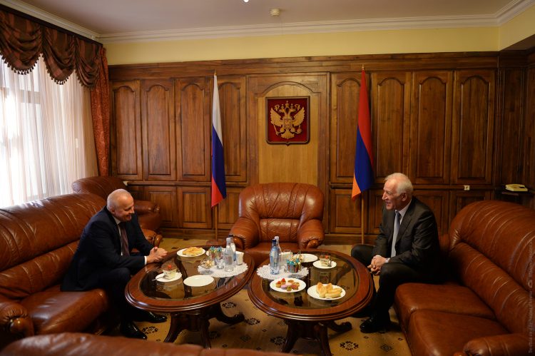 Ռուսաստանի օրվա առթիվ ՀՀ նախագահը գնացել է երկրի դեսպանատուն