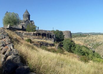 Տեղեր գյուղի վանքին հարակից ժայռից երկու քաղաքացի ընկել է ձորակը