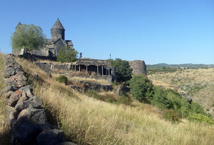 Տեղեր գյուղի վանքին հարակից ժայռից երկու քաղաքացի ընկել է ձորակը