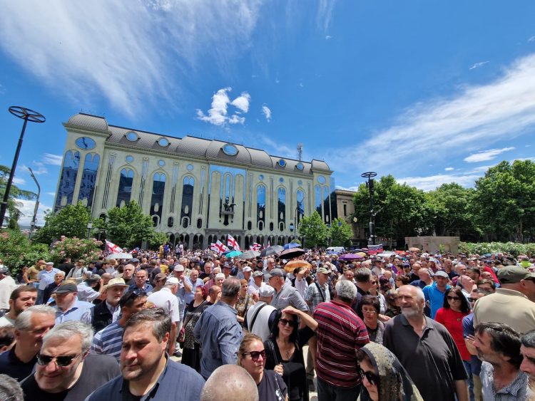 В Тбилиси проходит акция протеста противников ЛГБТ-сообщества
