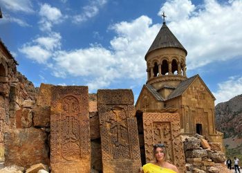 «Մեր լեռներում շատ շոգ է». Գարիկ Մարտիրոսյանի կինը Հայաստանում է