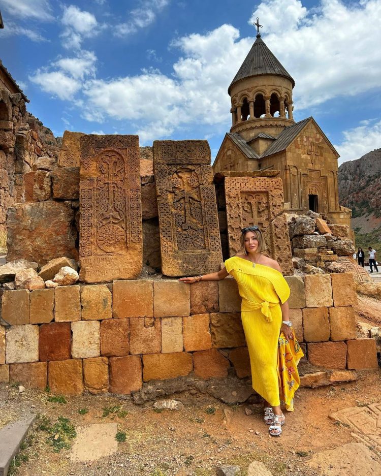 «Մեր լեռներում շատ շոգ է». Գարիկ Մարտիրոսյանի կինը Հայաստանում է