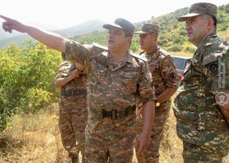 Глава Генштаба ВС Армении посетил боевые позиции на юго-восточном направлении