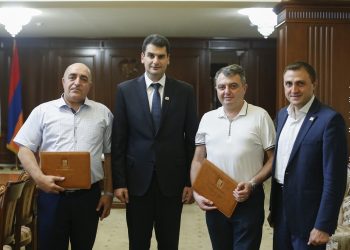 Երևանի ավագանու անդամի դեմ մահափորձից հետո նրան օգնած 2 բժիշկներին քաղաքապետը շնորհակալագրեր է հանձնել
