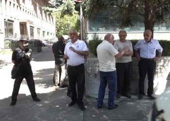 Ուղիղ․ Արցախից տեղահանվածների բողոքի ակցիան դեսպանատների առջև