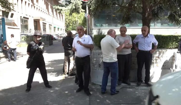 Ուղիղ․ Արցախից տեղահանվածների բողոքի ակցիան դեսպանատների առջև