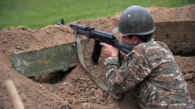 ВС Азербайджана ночью обстреляли позиции армии обороны Арцаха