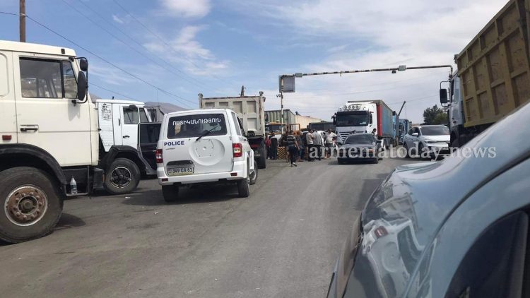 Սյունիքի մարզպետը կհանդիպի ճանապարհը փակած բեռնատարների վարորդներին