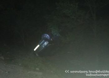 Երևան-Մեղրի ճանապարհին «Մերսեդեսը» դուրս է եկել ճանապարհից, շրջվել ու ընկել առուն. կա վիրավոր