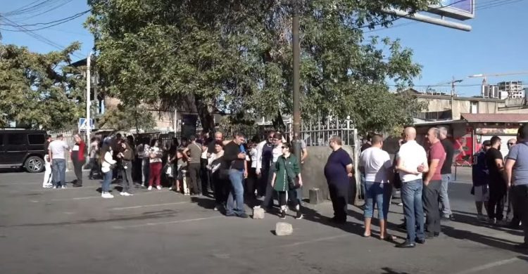 «Փեթակի» աշխատակիցները բողոքի ակցիա են կազմակերպել՝ ճանապարհը բացելու պահանջով