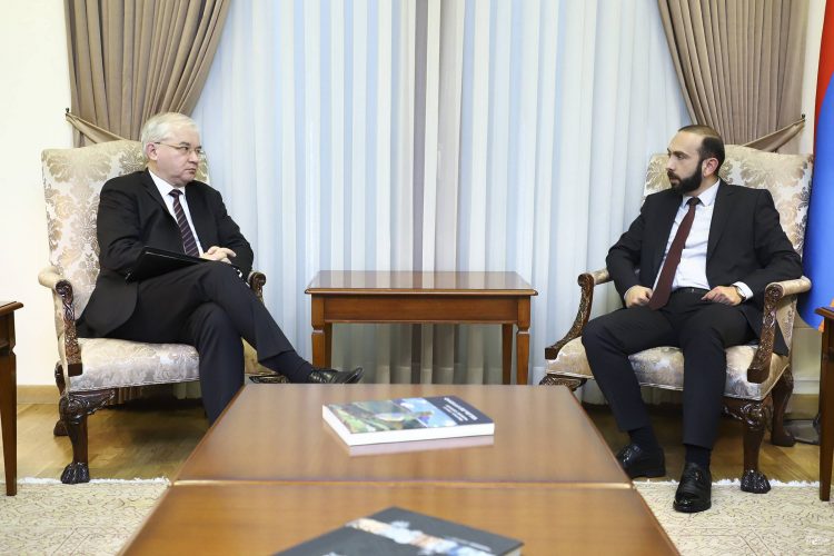 Мирзоян указал Ховаеву на необходимость адресного ответа на агрессию Азербайджана
