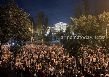 Ուղիղ. ԱԺ-ի մոտ վարչապետի իմփիչմենտի պահանջով բողոքի ակցիա է ընթանում